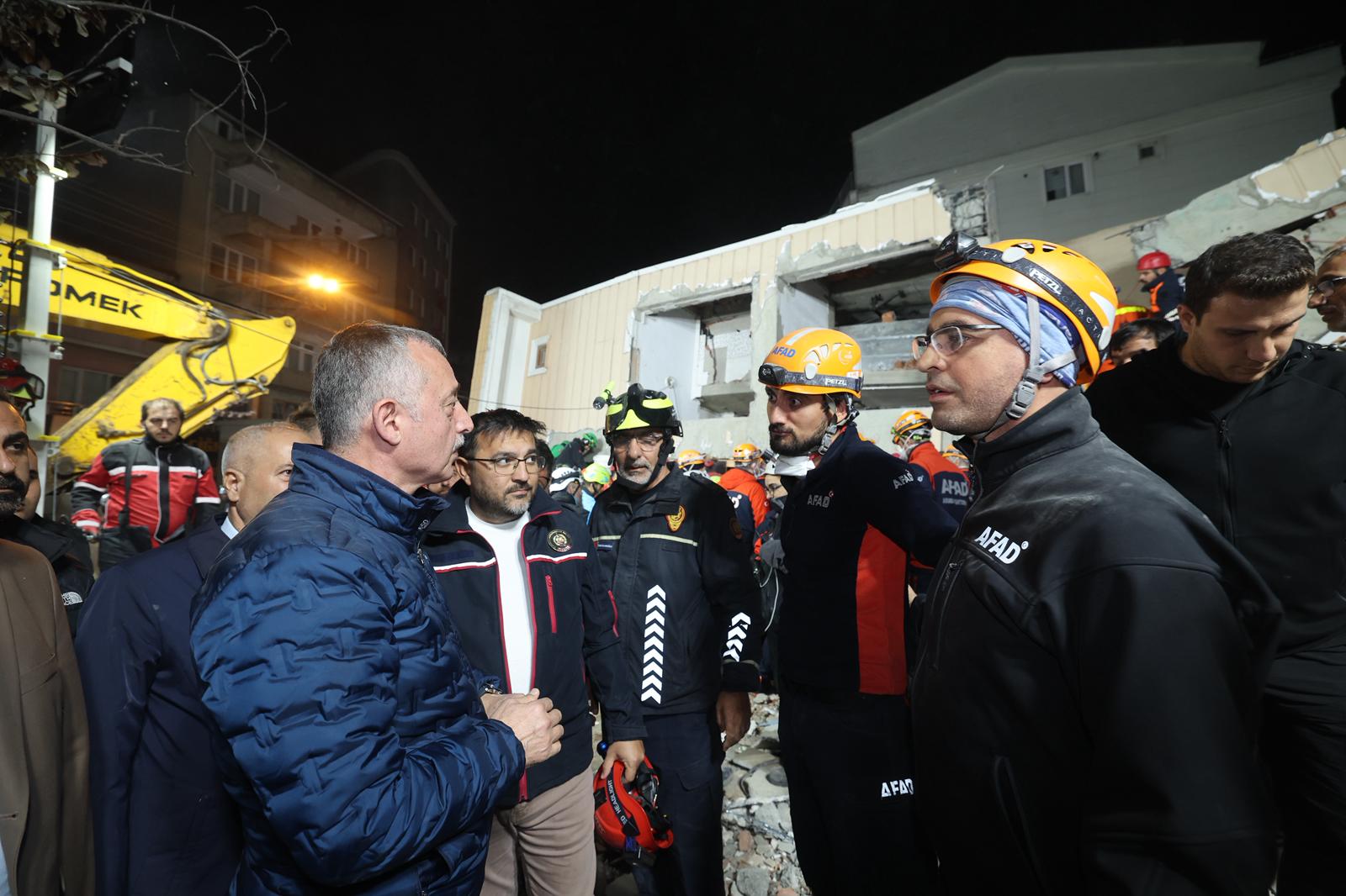 Gebze’deki enkazda anne babanın da cansız bedenlerine ulaşıldı: 5 kişilik aileden 1’i sağ kurtarıldı - Görsel 2