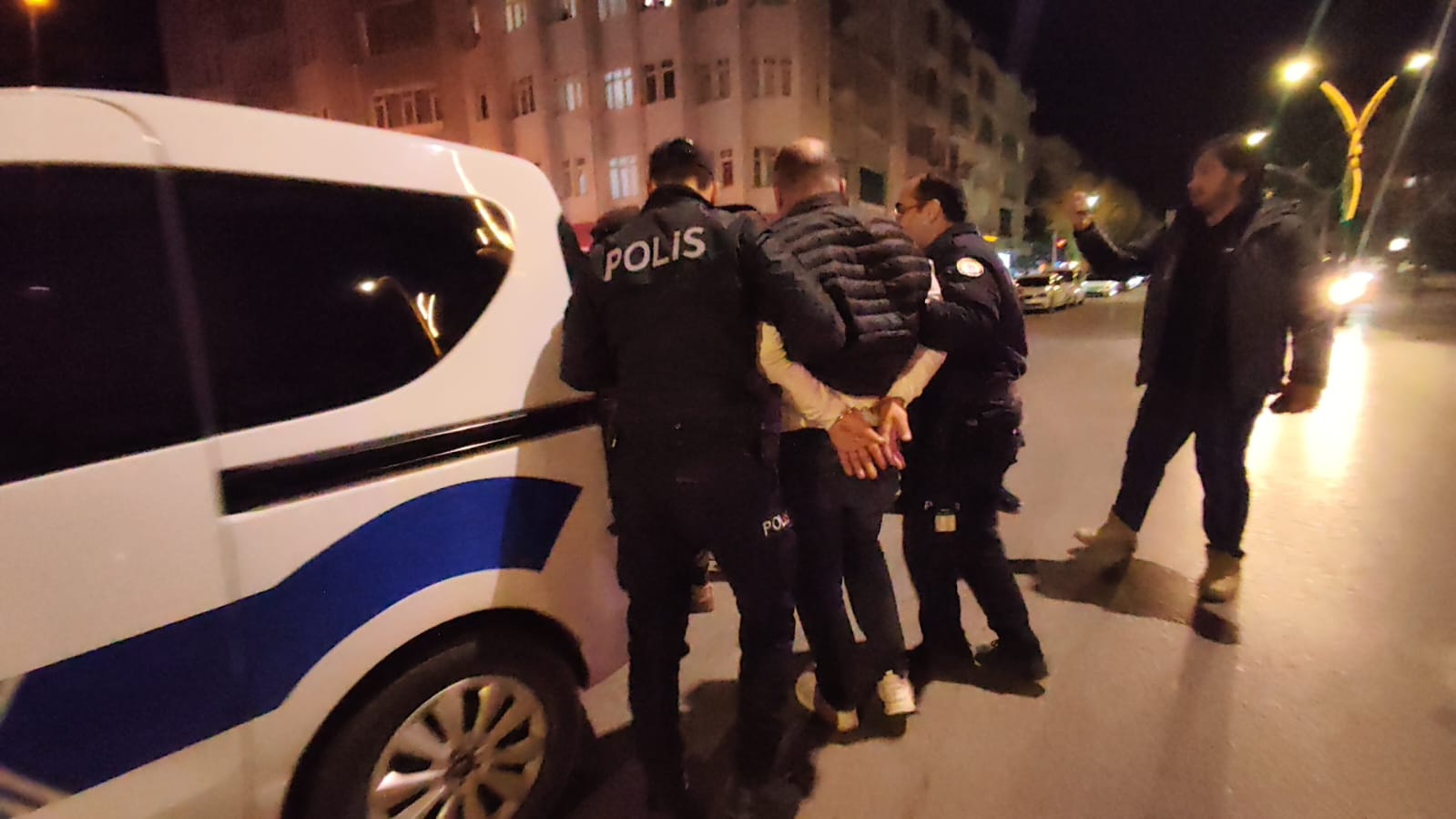 Alkollü sürücü kimlik isteyen şube müdürüne tekme attı - Görsel 3