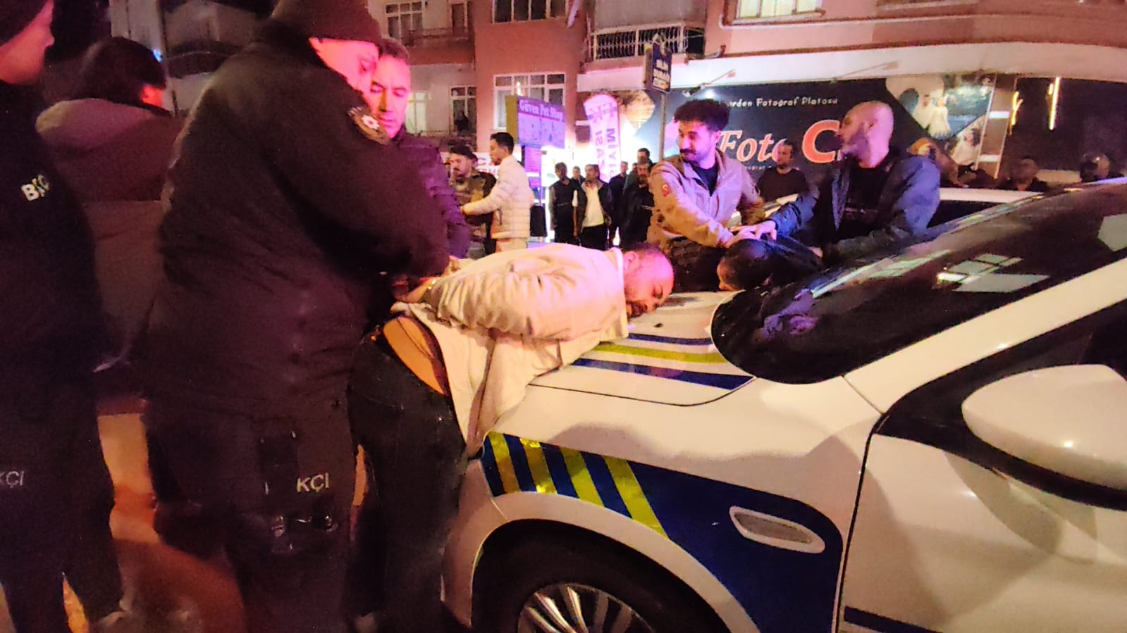 Alkollü sürücü kimlik isteyen şube müdürüne tekme attı - Görsel 5