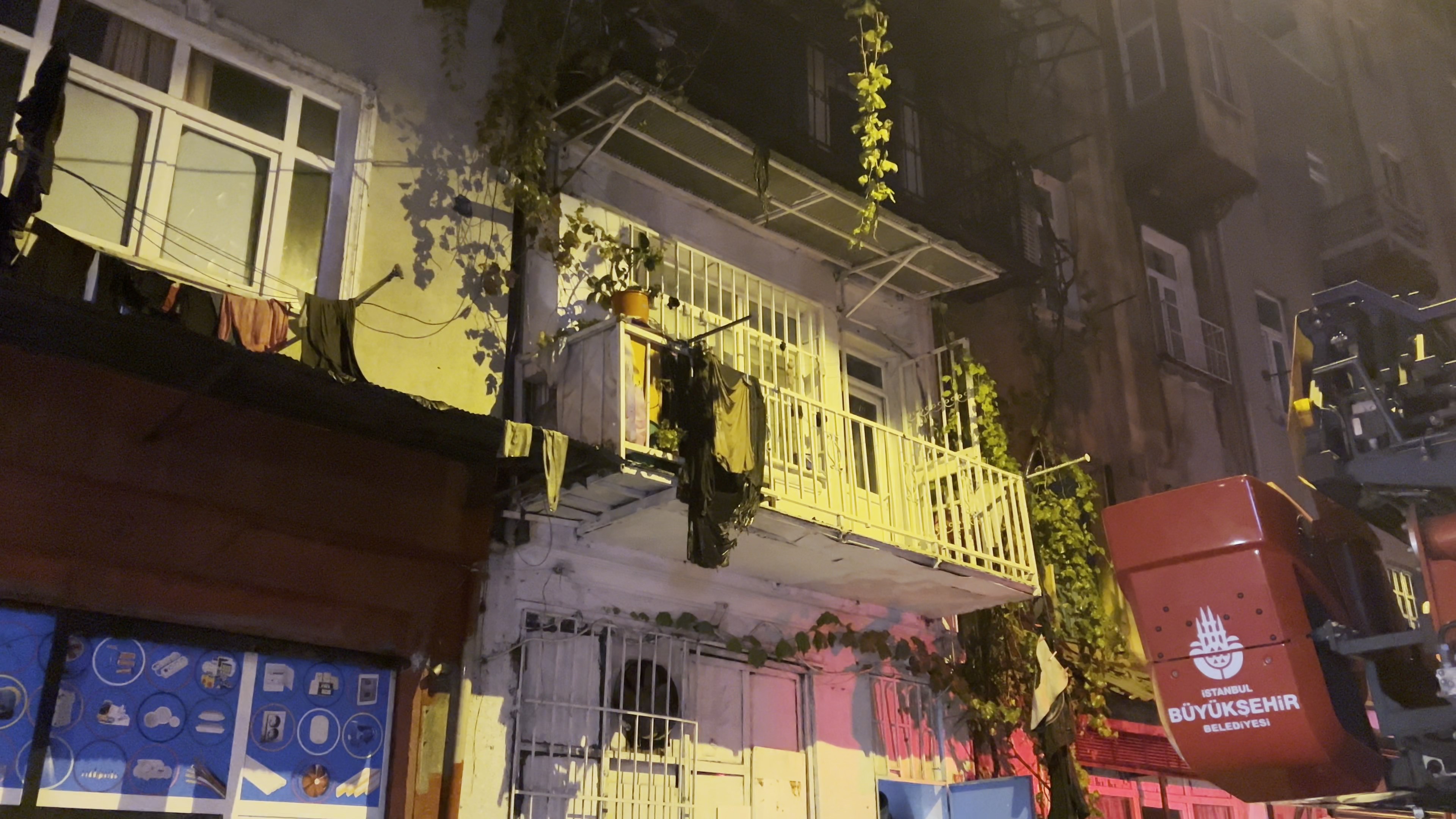 İstanbul - Beyoğlu'nda kız isteme töreninde atılan havai fişek evi yaktı: 8 yaralı  - Görsel 3