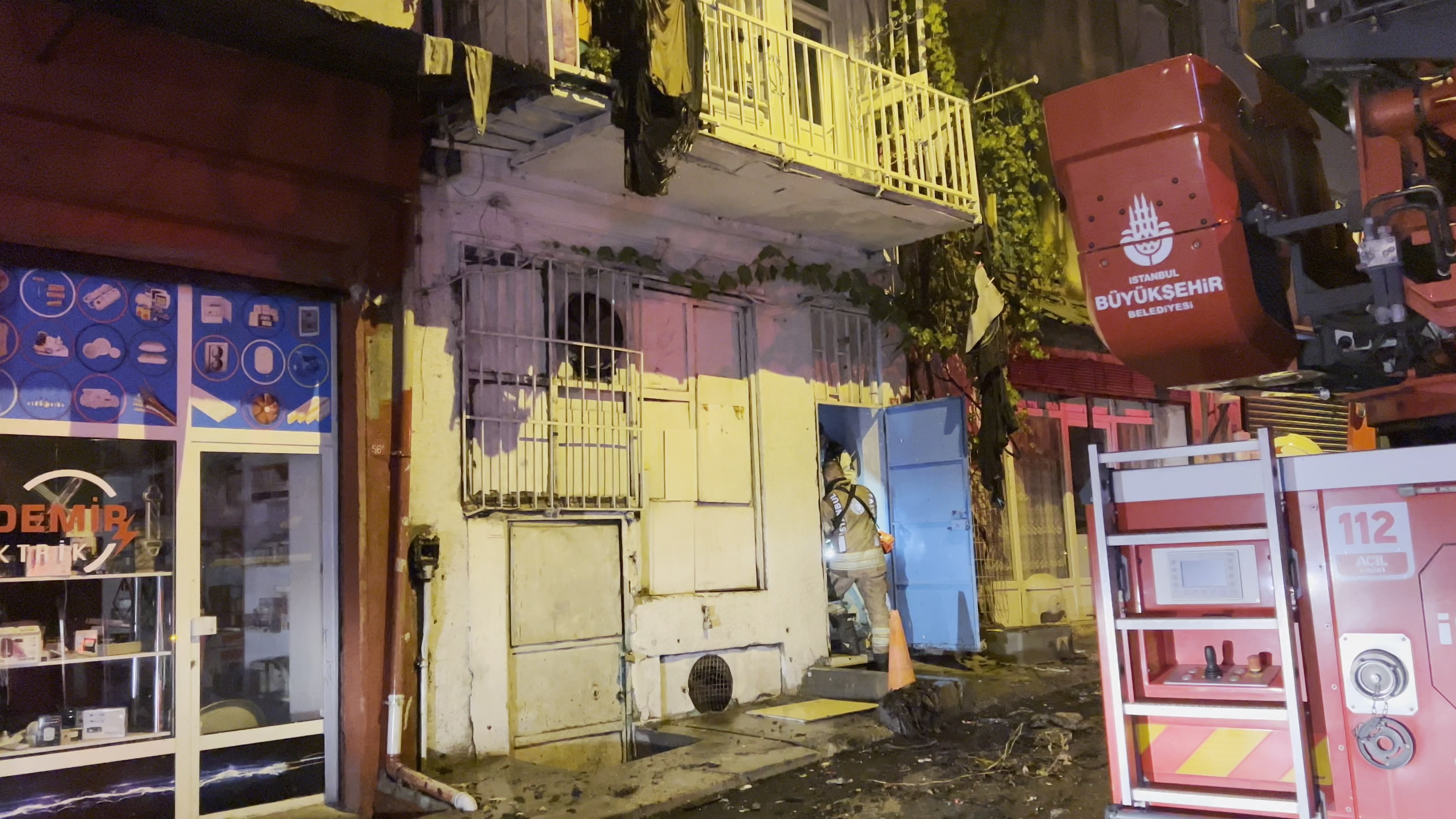 İstanbul - Beyoğlu'nda kız isteme töreninde atılan havai fişek evi yaktı: 8 yaralı  - Görsel 4