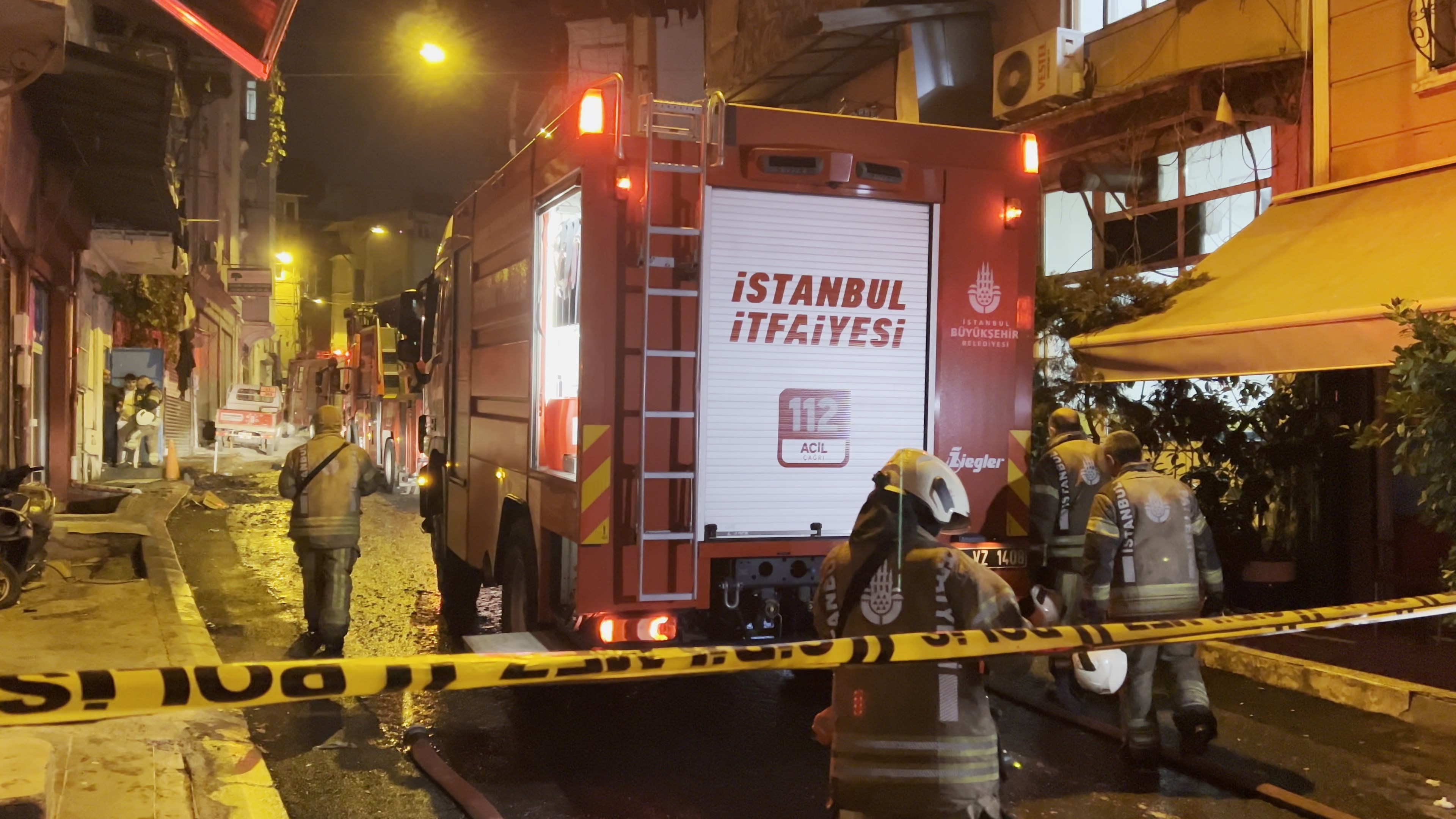 İstanbul - Beyoğlu'nda kız isteme töreninde atılan havai fişek evi yaktı: 8 yaralı  - Görsel 6