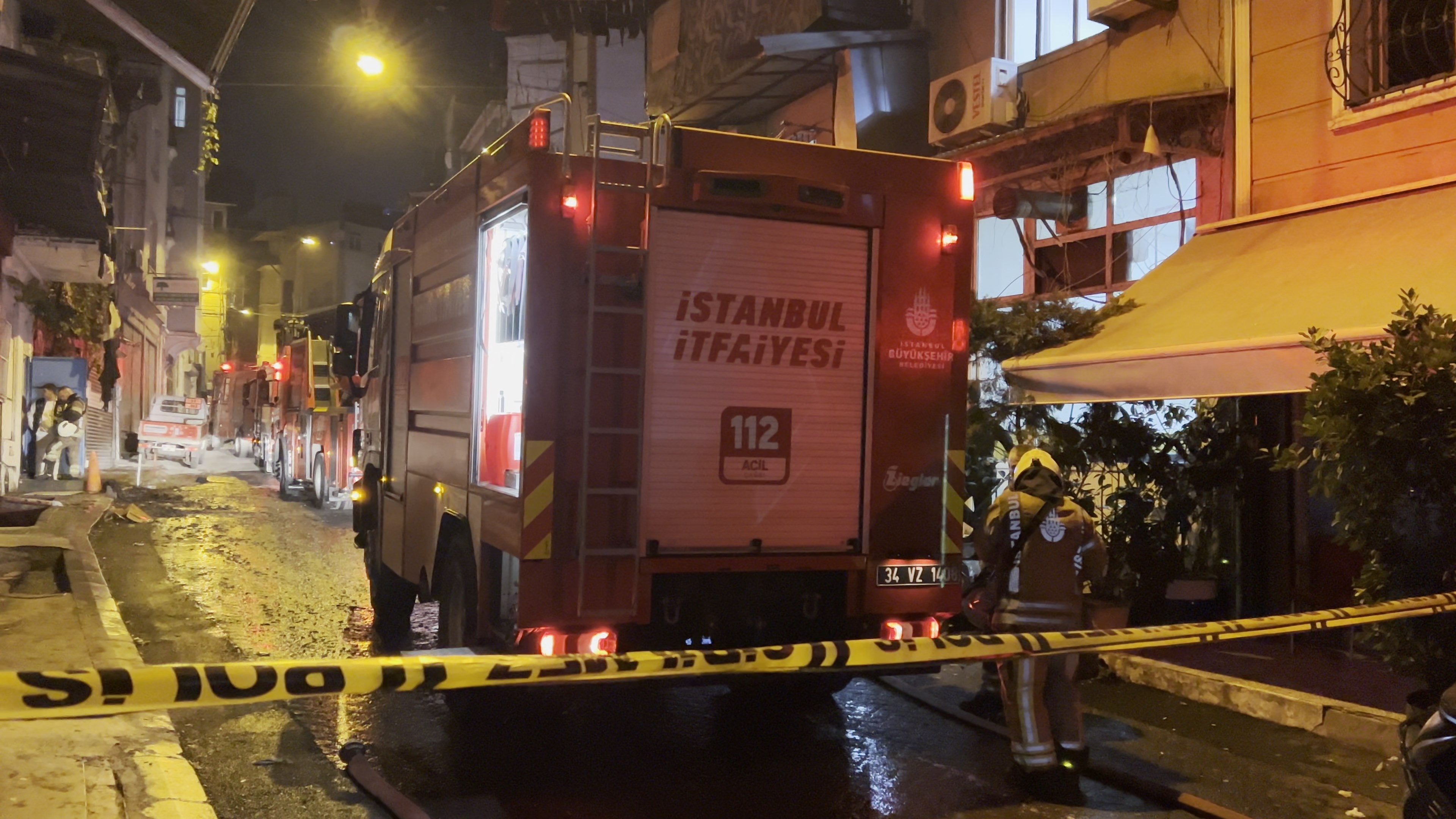 İstanbul - Beyoğlu'nda kız isteme töreninde atılan havai fişek evi yaktı: 8 yaralı  - Görsel 7