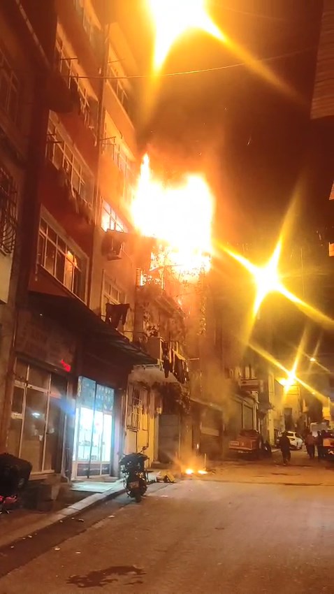 İstanbul - Beyoğlu'nda kız isteme töreninde atılan havai fişek evi yaktı: 8 yaralı  - Görsel 9