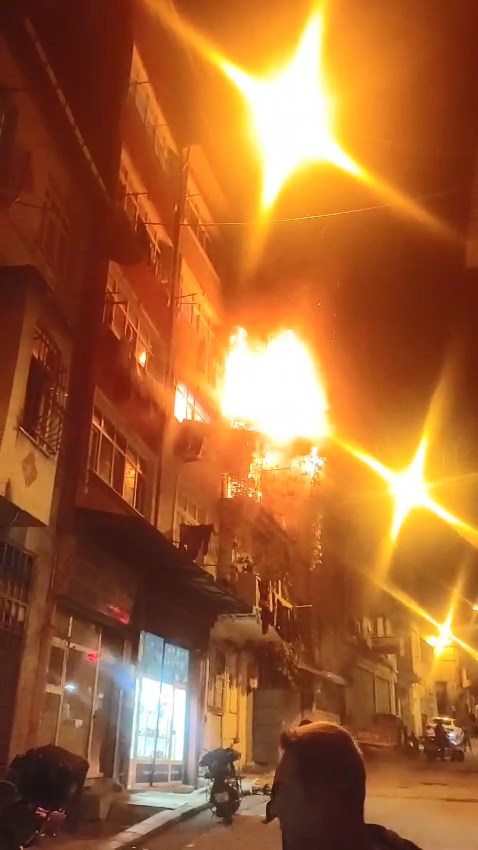 İstanbul - Beyoğlu'nda kız isteme töreninde atılan havai fişek evi yaktı: 8 yaralı  - Görsel 10