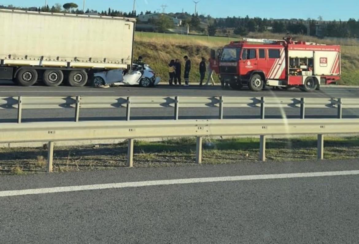 İstanbul- Silivri'de otomobil TIR'ın altına girdi: 1 ölü - Görsel 1