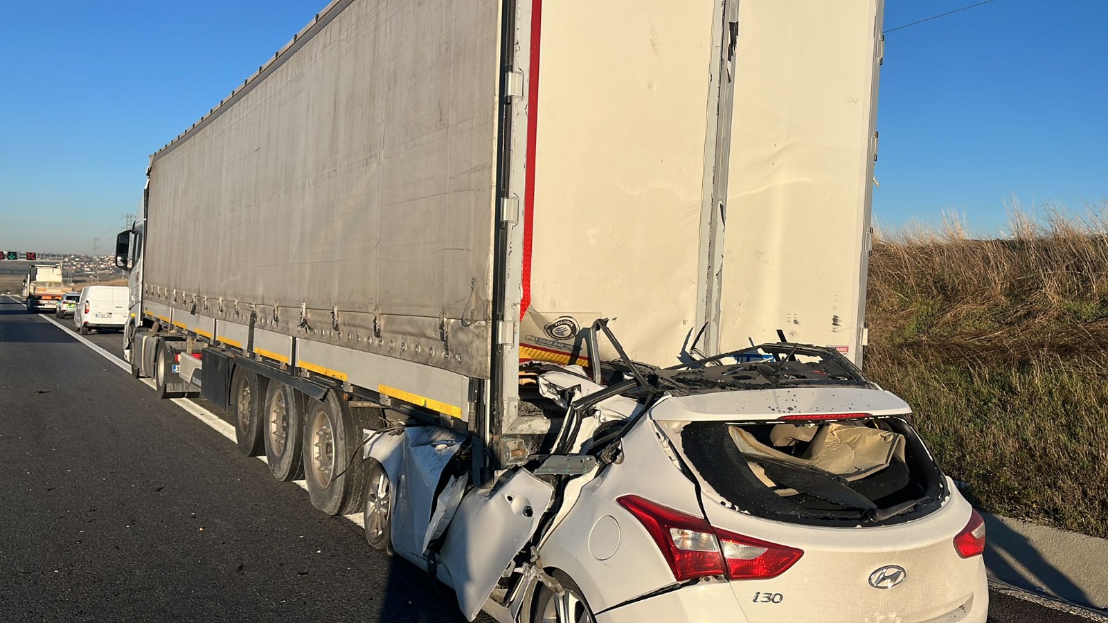 İstanbul- Silivri'de otomobil TIR'ın altına girdi: 1 ölü - Görsel 2