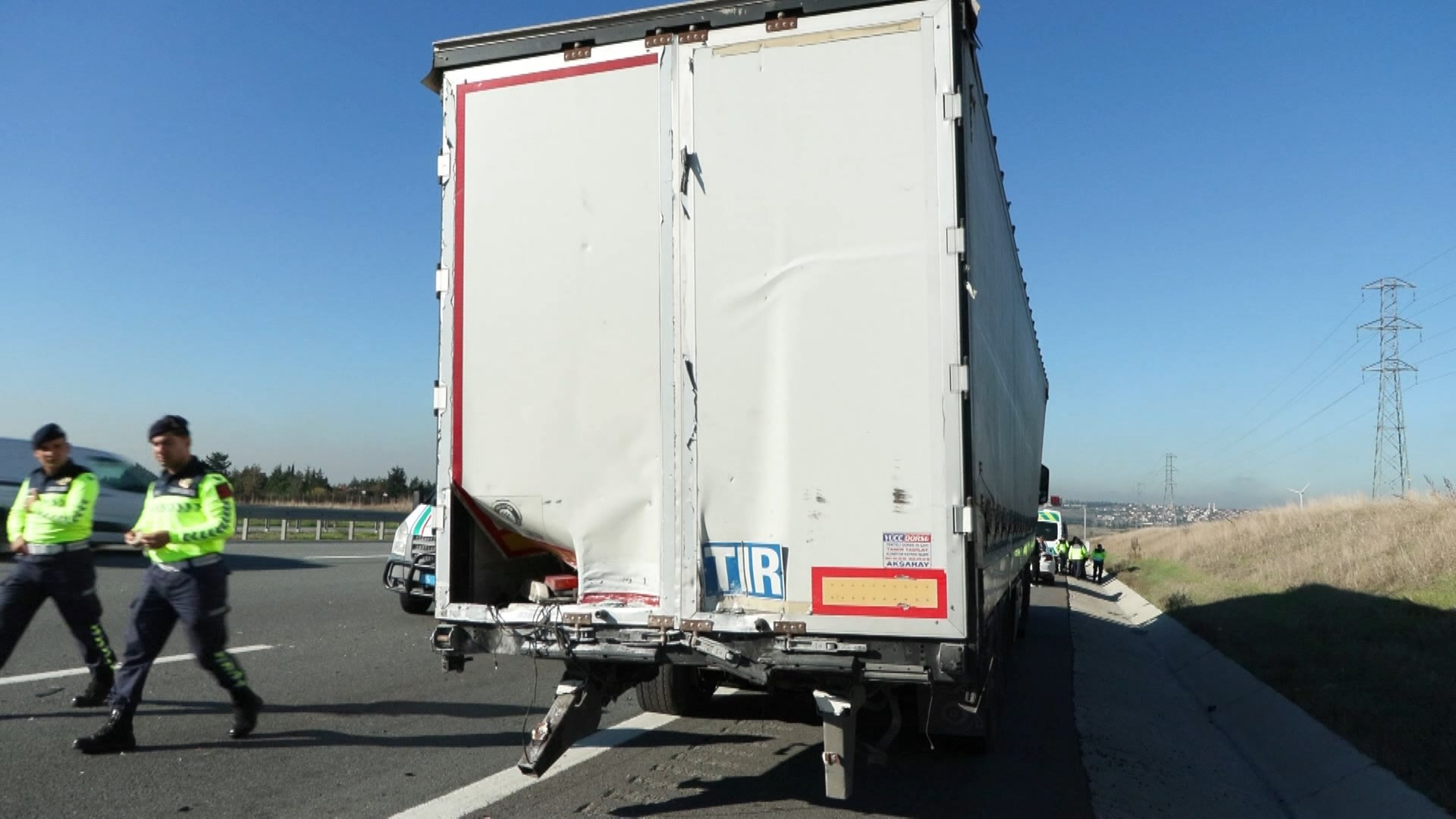 İstanbul- Silivri'de otomobil TIR'ın altına girdi: 1 ölü - Görsel 9