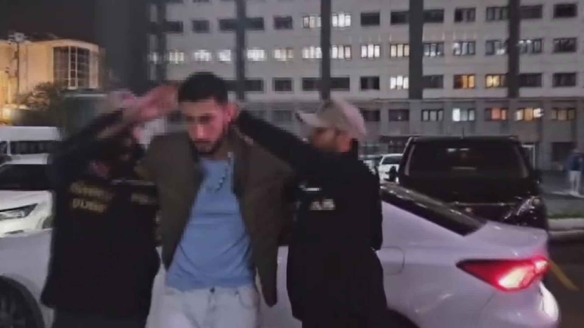 İstanbul - Beyoğlu'nda kadının boynuna tasma takıp gezdirdi: 2 tutuklama - Görsel 1