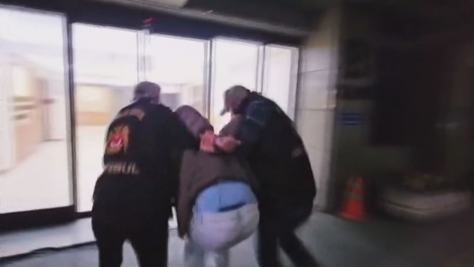 İstanbul - Beyoğlu'nda kadının boynuna tasma takıp gezdirdi: 2 tutuklama - Görsel 2