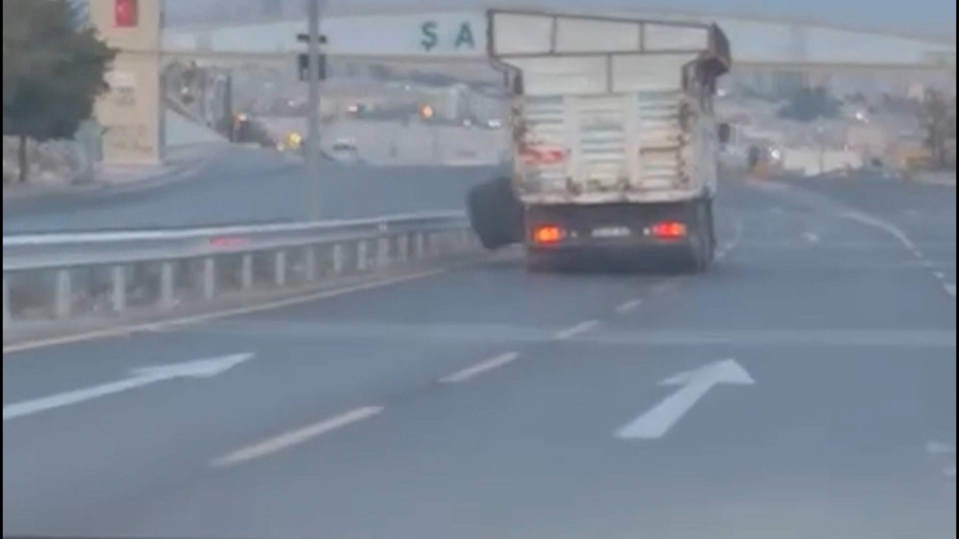  Şanlıurfa'da Hareket halindeki kamyonun dingili koptu; o anlar kamerada - Görsel 1