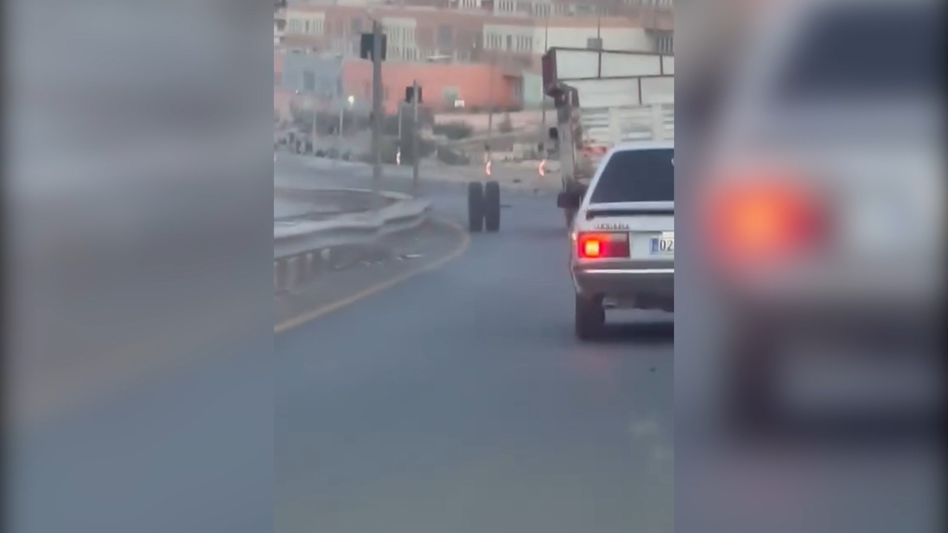  Şanlıurfa'da Hareket halindeki kamyonun dingili koptu; o anlar kamerada - Görsel 2