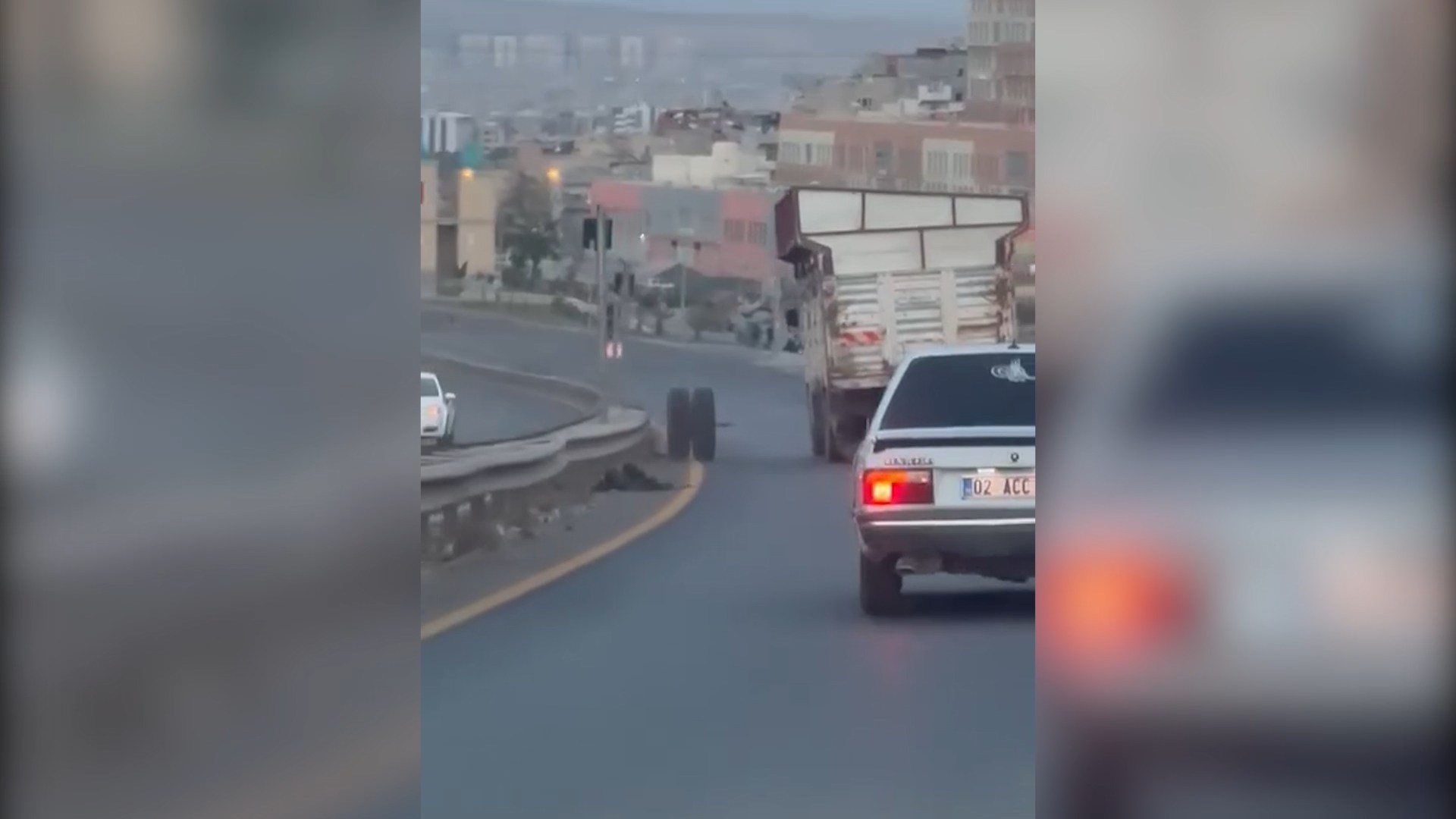  Şanlıurfa'da Hareket halindeki kamyonun dingili koptu; o anlar kamerada - Görsel 3