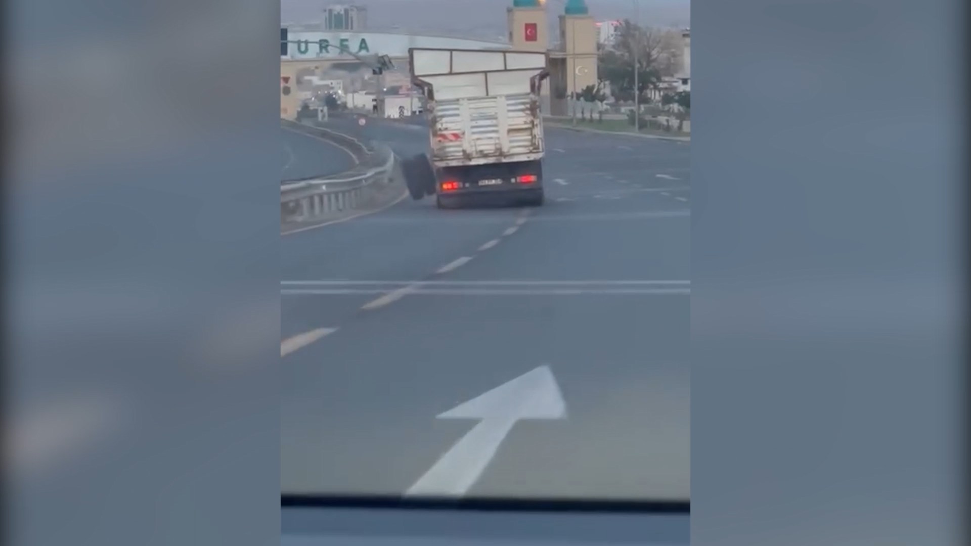  Şanlıurfa'da Hareket halindeki kamyonun dingili koptu; o anlar kamerada - Görsel 4