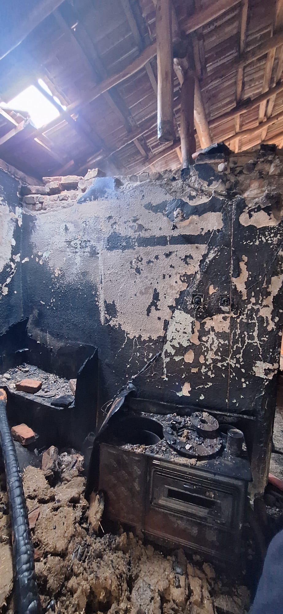 Seydişehir'de Çıkan Ev Yangında  ev  kullanılamaz  hale  geldi. - Görsel 3