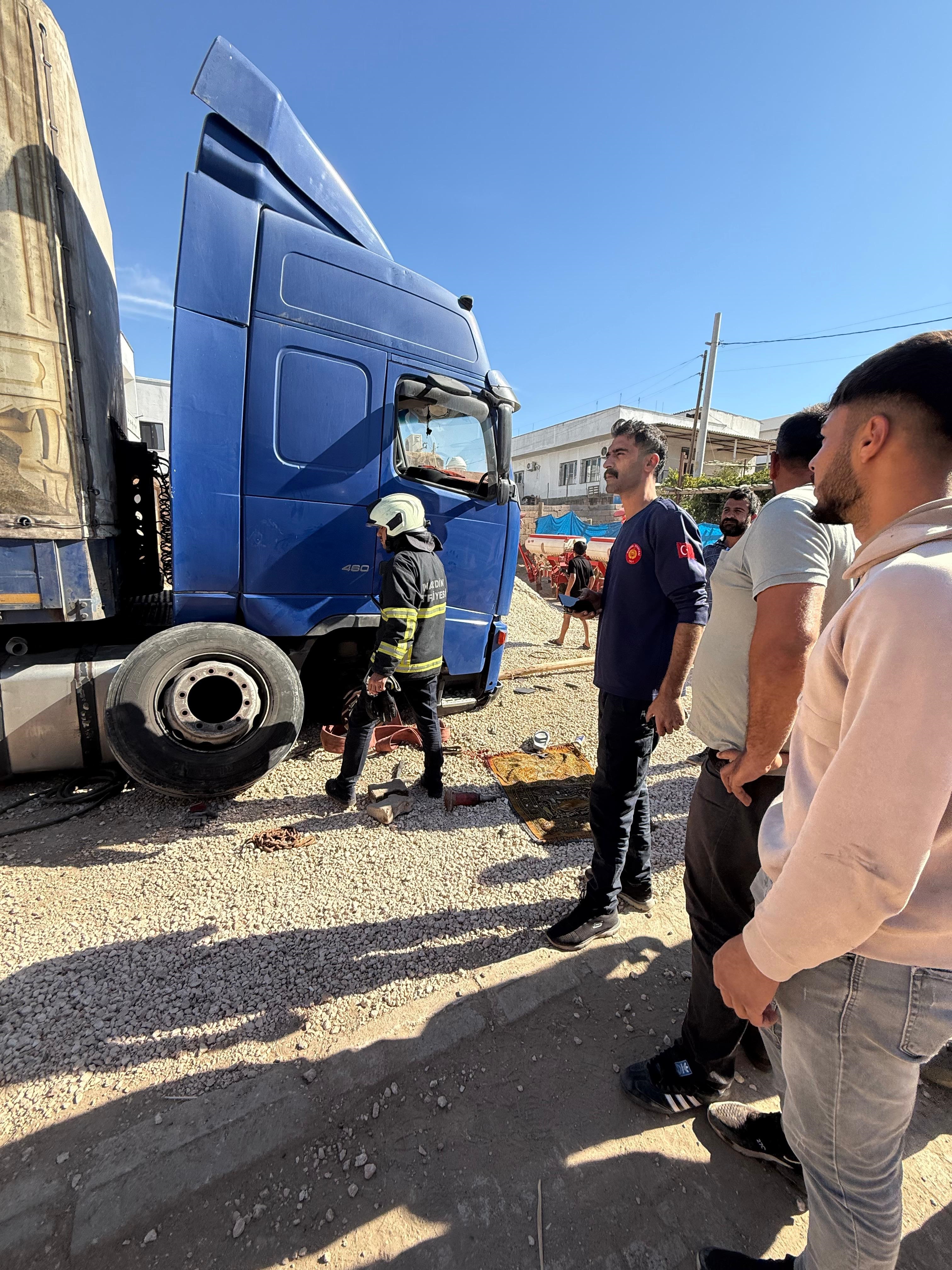 Lastiğini değiştirdiği TIR'ın altında kalan şoför, yaşam mücadelesini kaybetti - Görsel 4