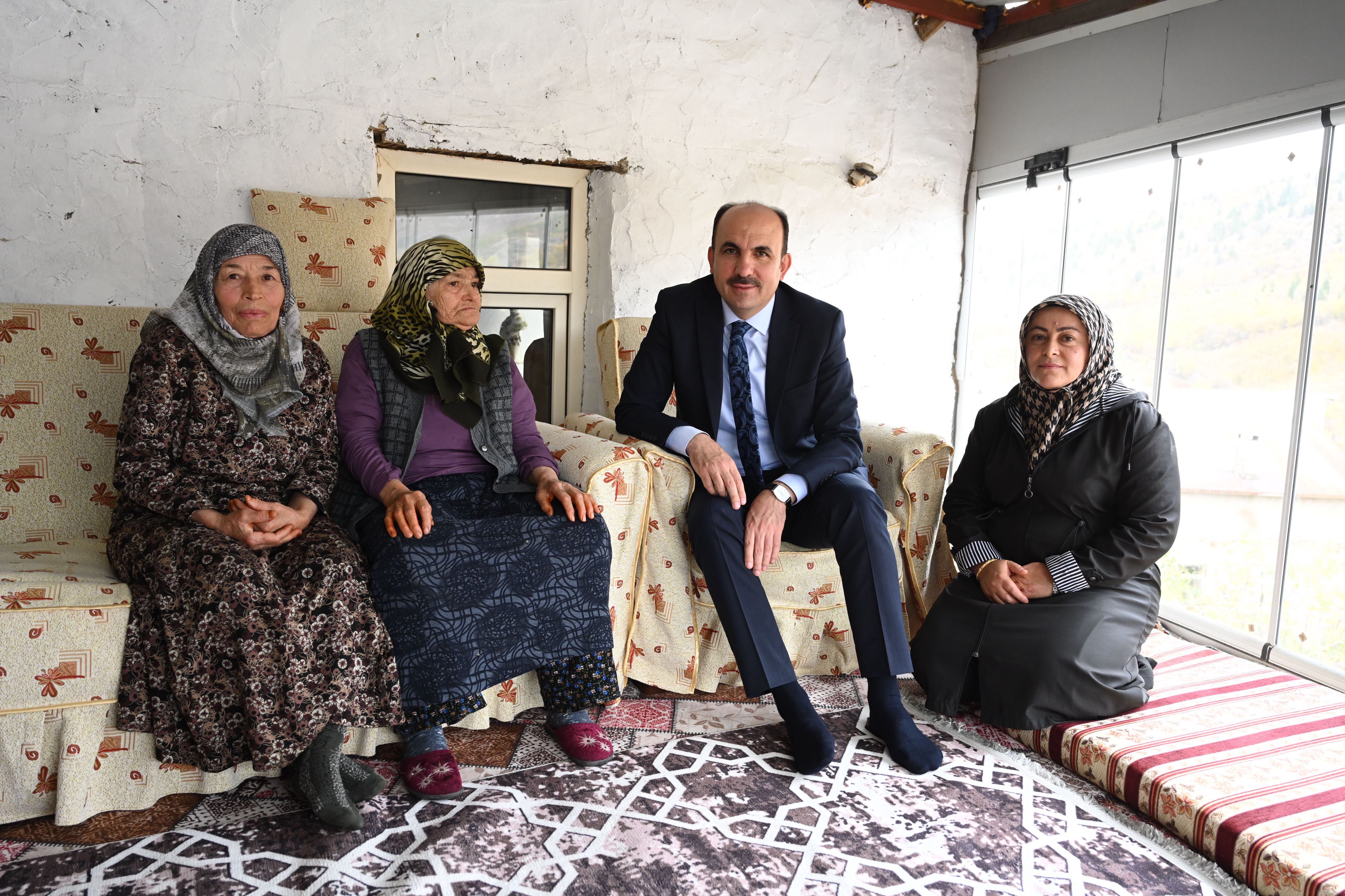 BAŞKAN  ALTAYDAN YAŞAYAN İNSAN HAZİNESİ UNVANI ALAN MÜJGAN AKDEMİR’İ ZİYARET ETTİ - Görsel 1