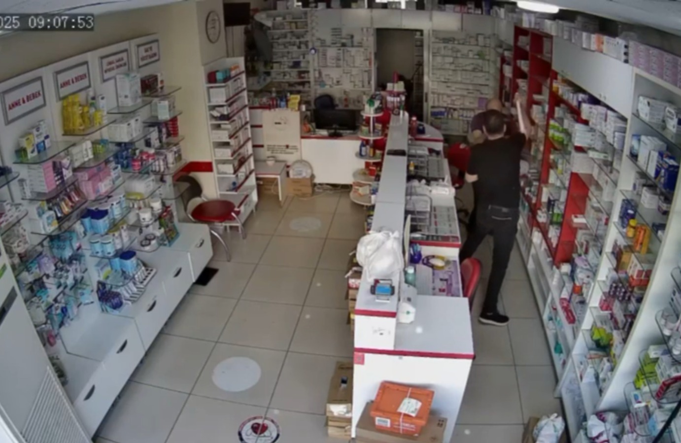 Mersinde Kendisini döven kişinin olay öncesi babasını tartakladığı ortaya çıkan eczacı teknisyeni kovuldu - Görsel 1