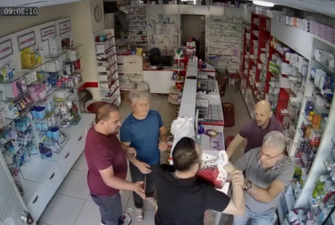 Mersinde Kendisini döven kişinin olay öncesi babasını tartakladığı ortaya çıkan eczacı teknisyeni kovuldu - Görsel 2