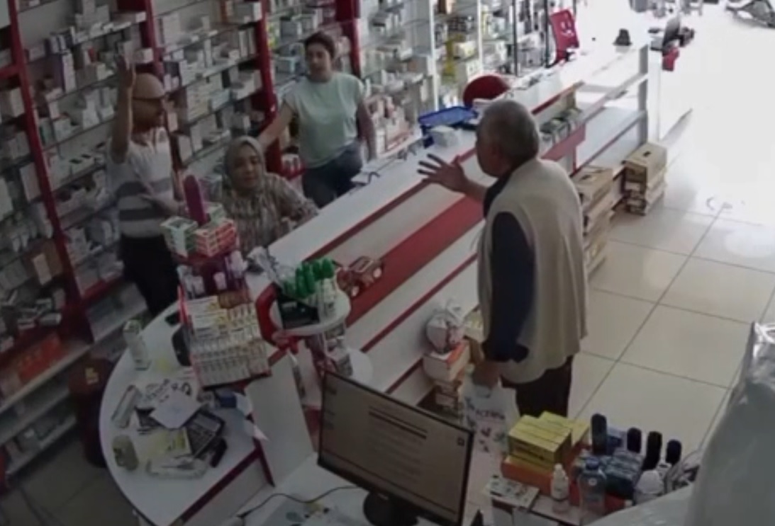 Mersinde Kendisini döven kişinin olay öncesi babasını tartakladığı ortaya çıkan eczacı teknisyeni kovuldu - Görsel 3