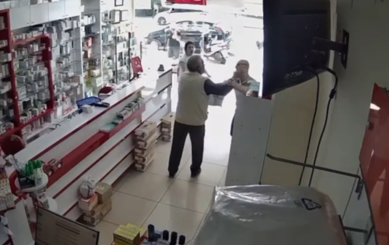 Mersinde Kendisini döven kişinin olay öncesi babasını tartakladığı ortaya çıkan eczacı teknisyeni kovuldu - Görsel 4