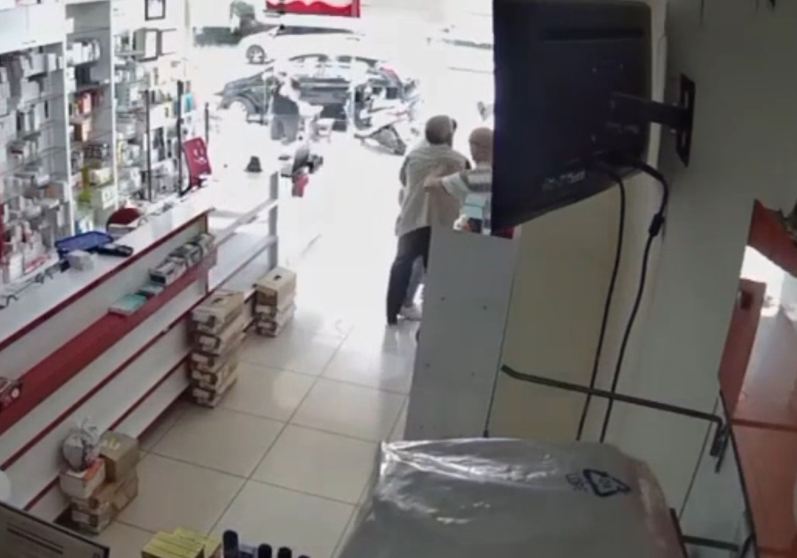 Mersinde Kendisini döven kişinin olay öncesi babasını tartakladığı ortaya çıkan eczacı teknisyeni kovuldu - Görsel 5