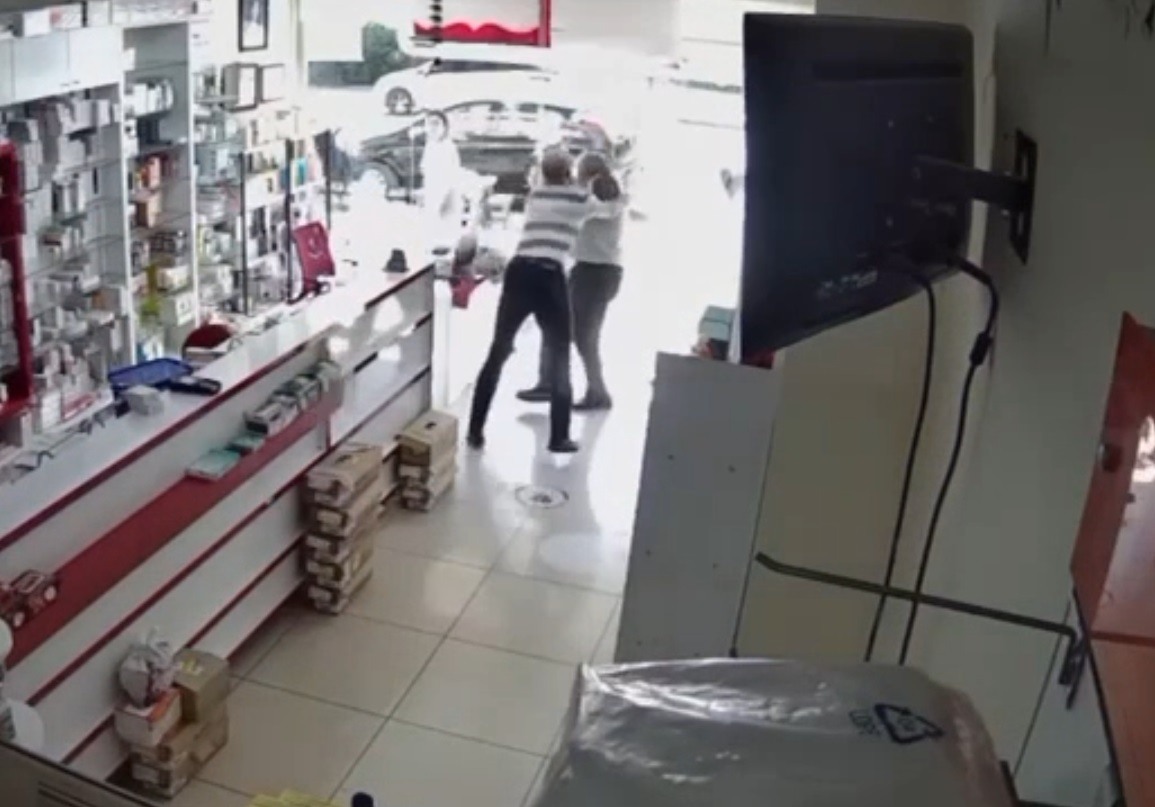 Mersinde Kendisini döven kişinin olay öncesi babasını tartakladığı ortaya çıkan eczacı teknisyeni kovuldu - Görsel 6