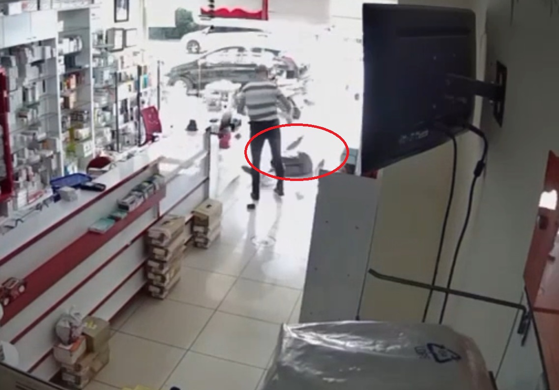 Mersinde Kendisini döven kişinin olay öncesi babasını tartakladığı ortaya çıkan eczacı teknisyeni kovuldu - Görsel 7