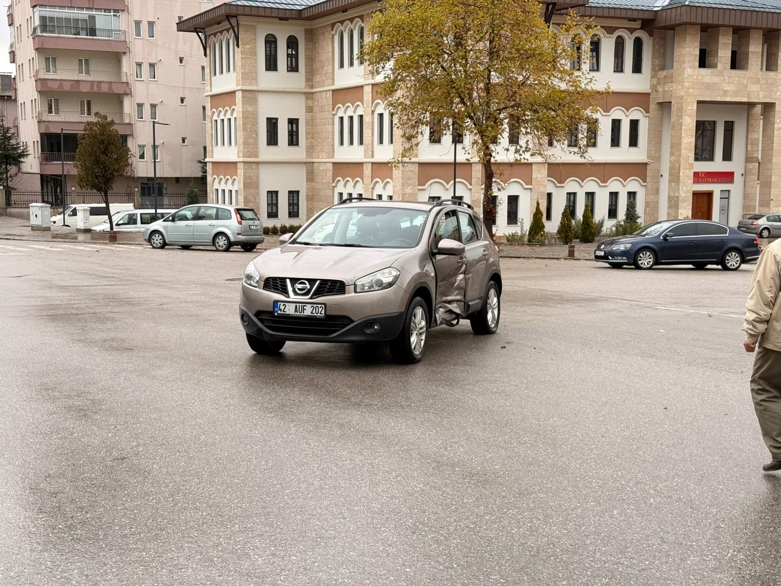 Seydişehir Adliye Kavşağı'nda İki Araç Çarpıştı: 3 Kişi Yaralandı - Görsel 1