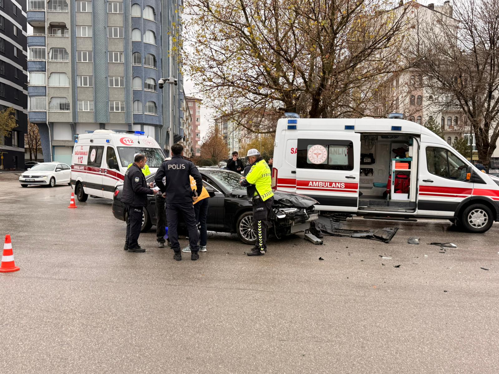 Seydişehir Adliye Kavşağı'nda İki Araç Çarpıştı: 3 Kişi Yaralandı - Görsel 2