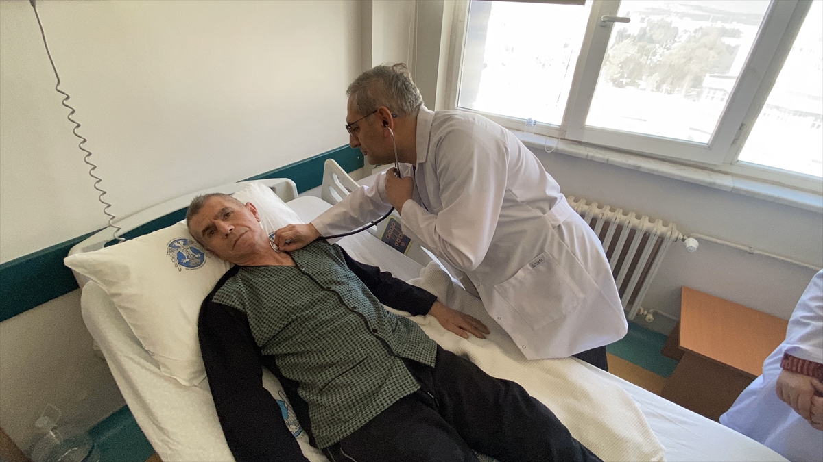 Şah damarındaki yapısal bozukluk nedeniyle felç geçiren hasta stent takılınca ayağa kalktı - Görsel 1