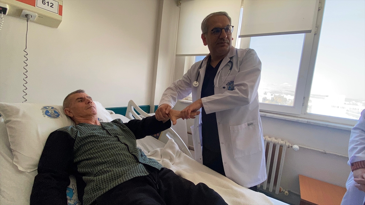 Şah damarındaki yapısal bozukluk nedeniyle felç geçiren hasta stent takılınca ayağa kalktı - Görsel 2