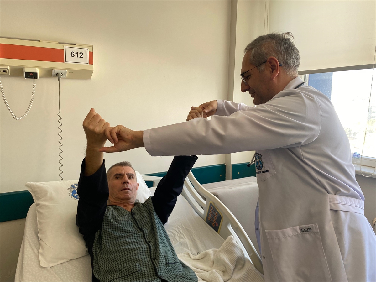 Şah damarındaki yapısal bozukluk nedeniyle felç geçiren hasta stent takılınca ayağa kalktı - Görsel 3