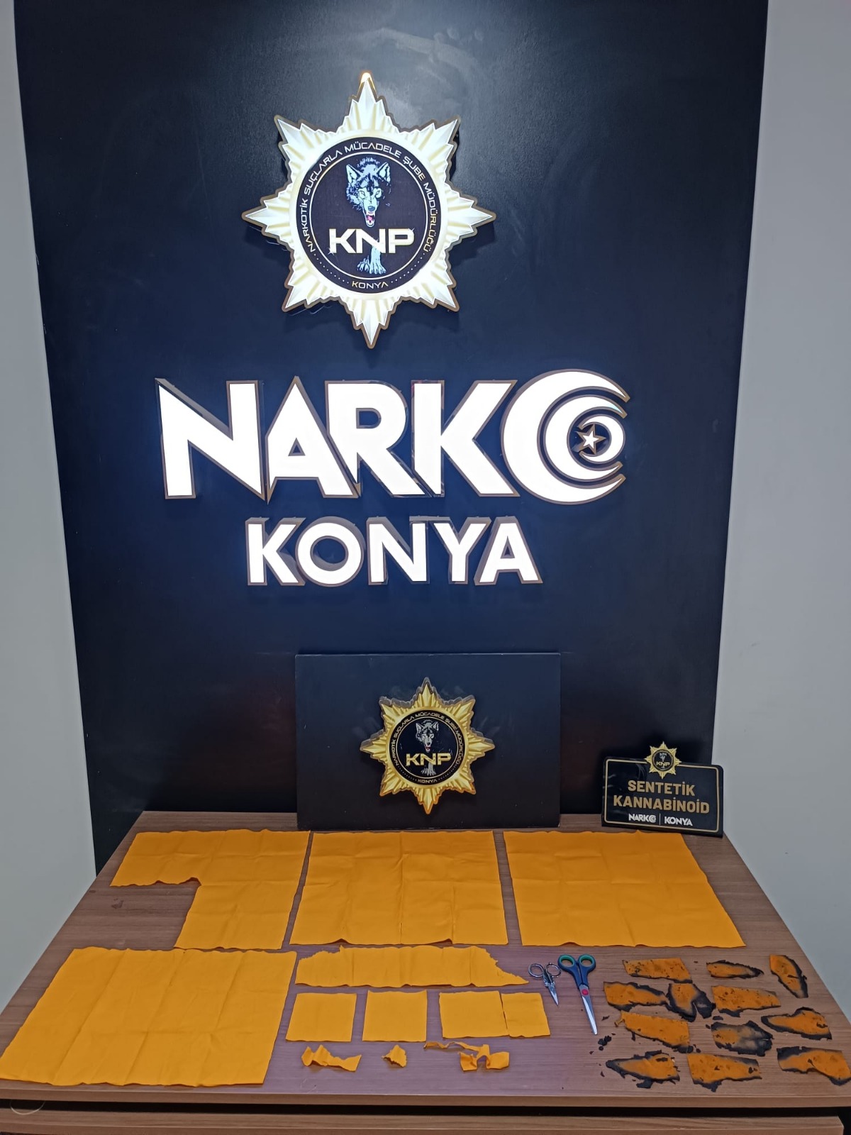 KONYA'DA KAPSAMLI UYUŞTURUCU OPERASYONU: 76 TUTUKLAMA, BÜYÜK MİKTARDA MADDE ELE GEÇİRİLDİ - Görsel 4