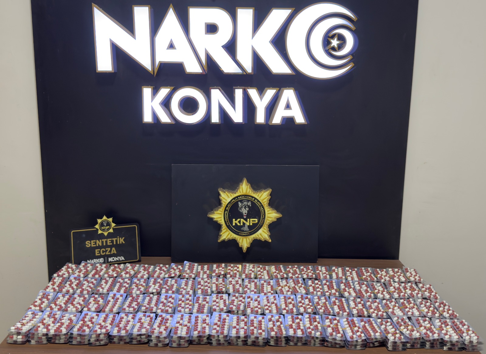KONYA'DA KAPSAMLI UYUŞTURUCU OPERASYONU: 76 TUTUKLAMA, BÜYÜK MİKTARDA MADDE ELE GEÇİRİLDİ - Görsel 5
