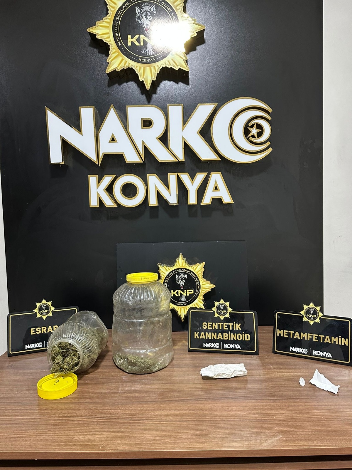 KONYA'DA KAPSAMLI UYUŞTURUCU OPERASYONU: 76 TUTUKLAMA, BÜYÜK MİKTARDA MADDE ELE GEÇİRİLDİ - Görsel 7