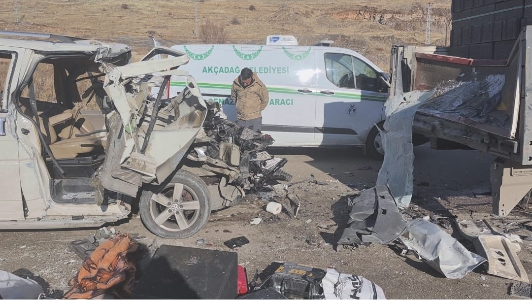 Malatya- Hafif ticari aracın TIR'a arkadan çarptığı kazada: 3 ölü - Görsel 3