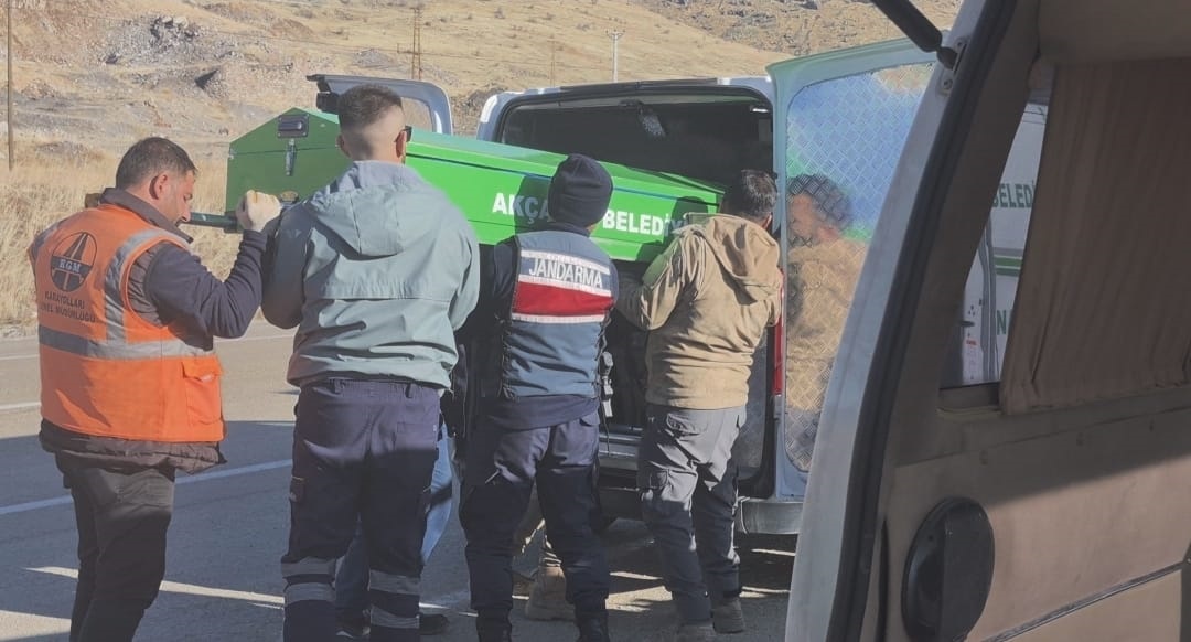 Malatya- Hafif ticari aracın TIR'a arkadan çarptığı kazada: 3 ölü - Görsel 4