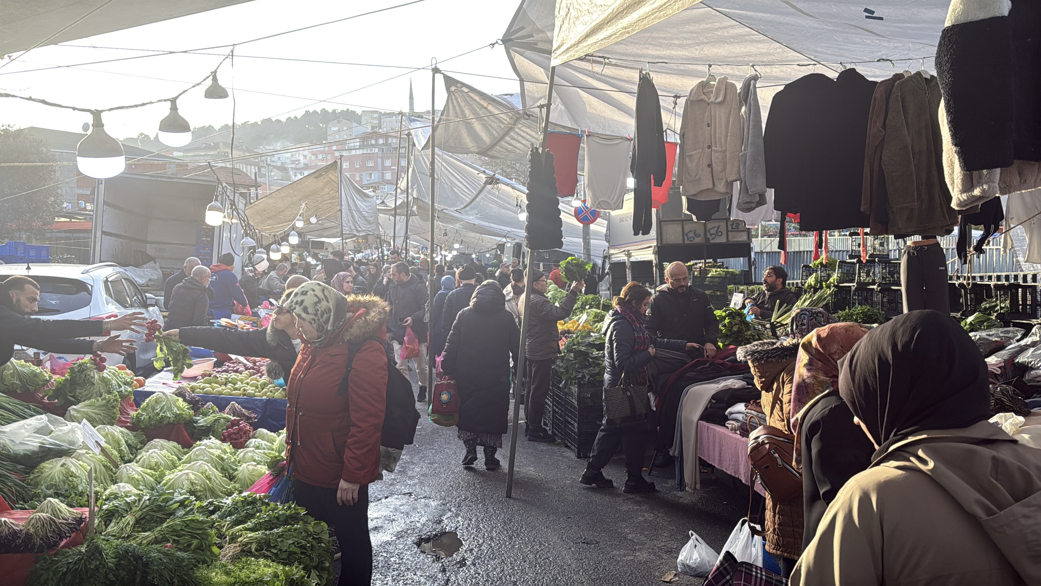 İstanbul - Sarıyer’de pazarda eşofman çalan çocuğu iple bağladı: 'Geri getirince gönderdik'  - Görsel 1