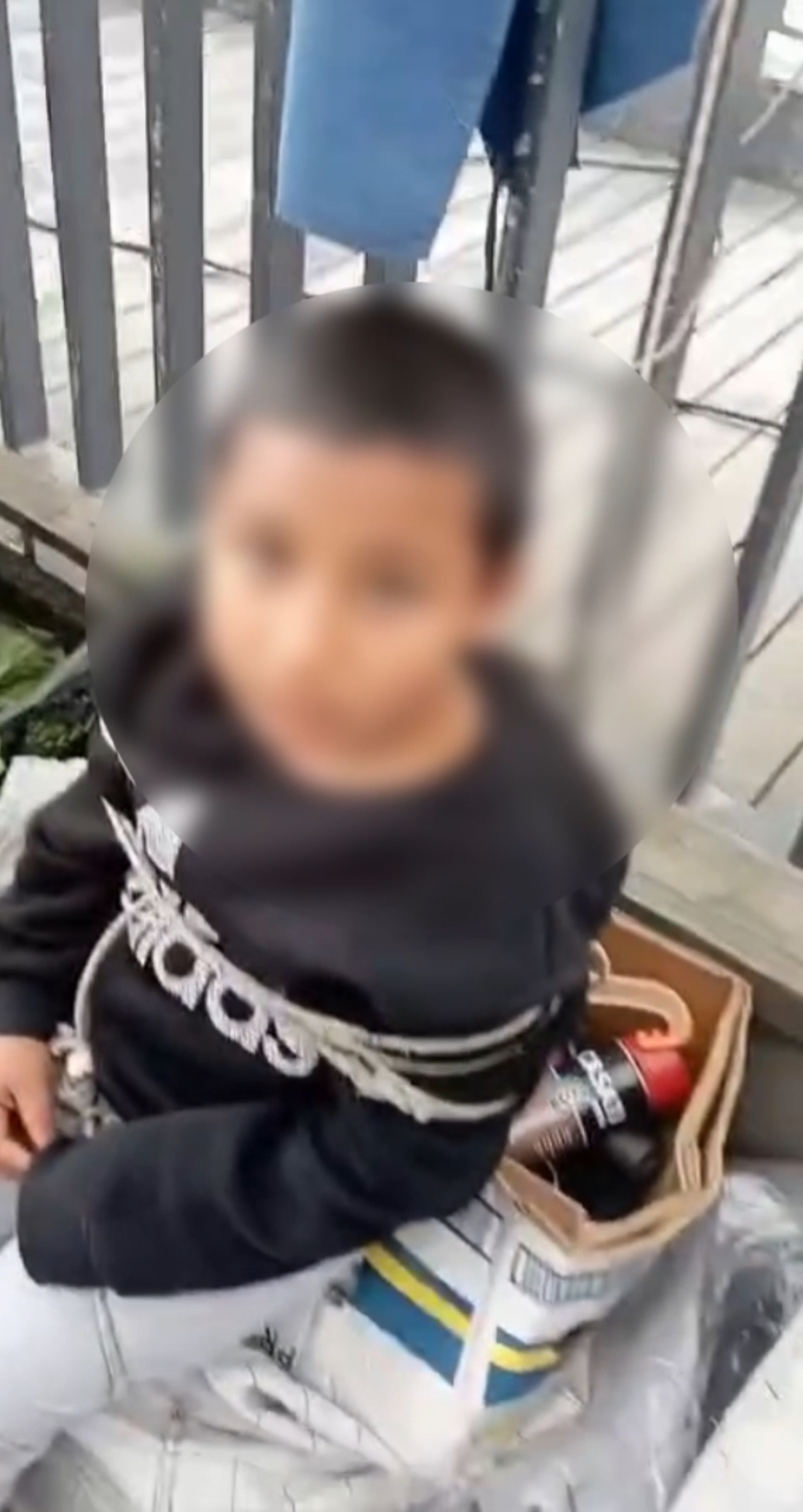 İstanbul - Sarıyer’de pazarda eşofman çalan çocuğu iple bağladı: 'Geri getirince gönderdik'  - Görsel 4