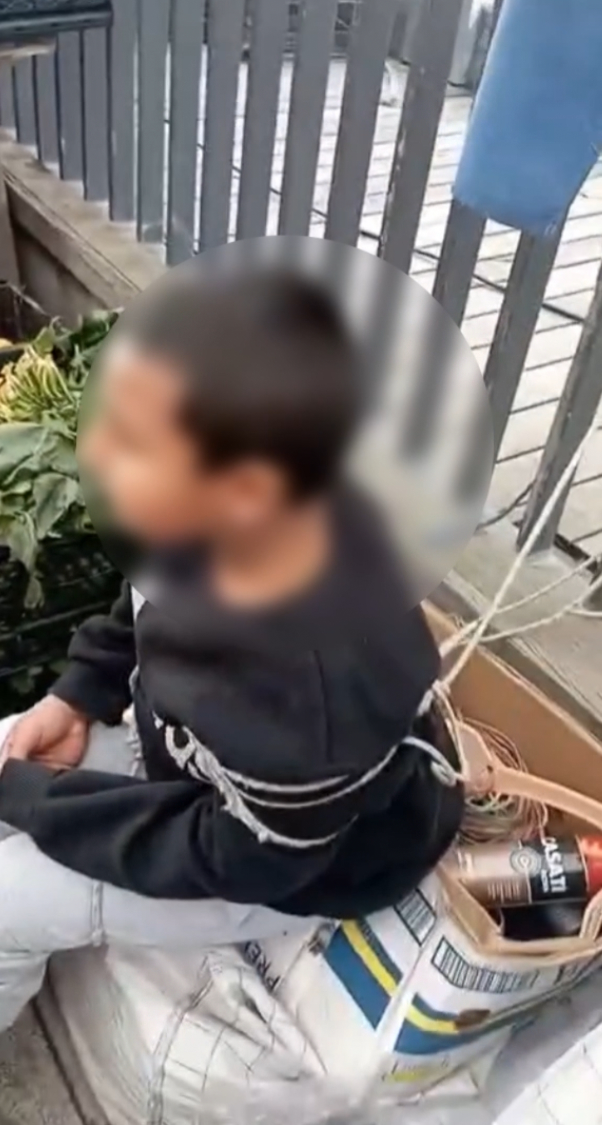 İstanbul - Sarıyer’de pazarda eşofman çalan çocuğu iple bağladı: 'Geri getirince gönderdik'  - Görsel 5