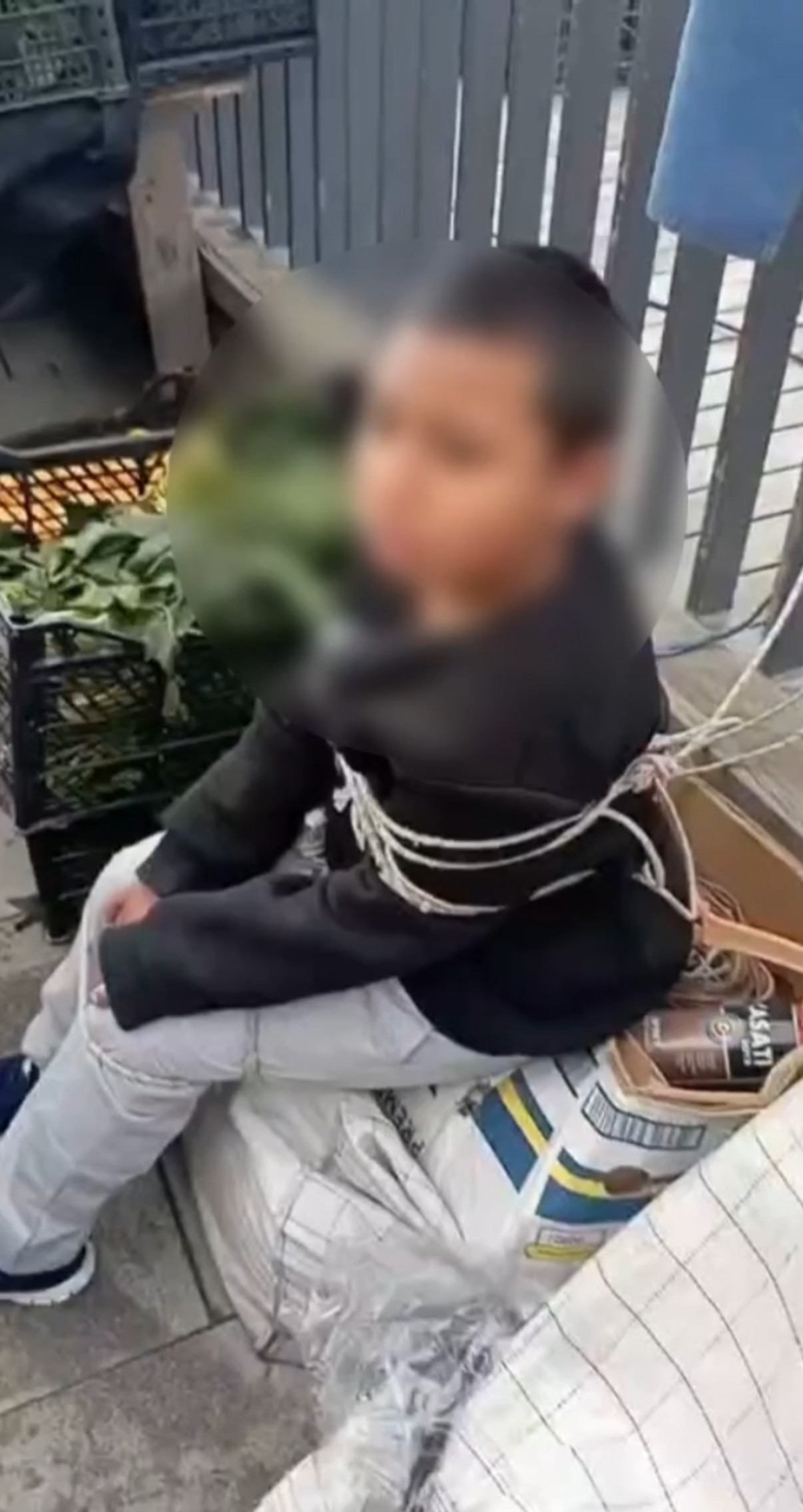 İstanbul - Sarıyer’de pazarda eşofman çalan çocuğu iple bağladı: 'Geri getirince gönderdik'  - Görsel 6