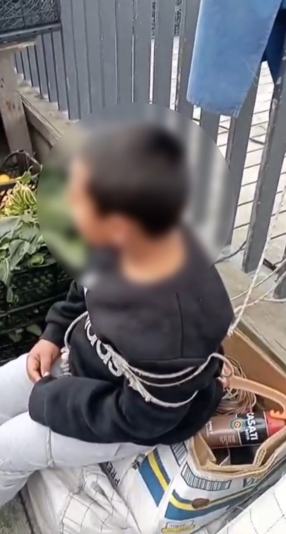 İstanbul - Sarıyer’de pazarda eşofman çalan çocuğu iple bağladı: 'Geri getirince gönderdik'  - Görsel 7