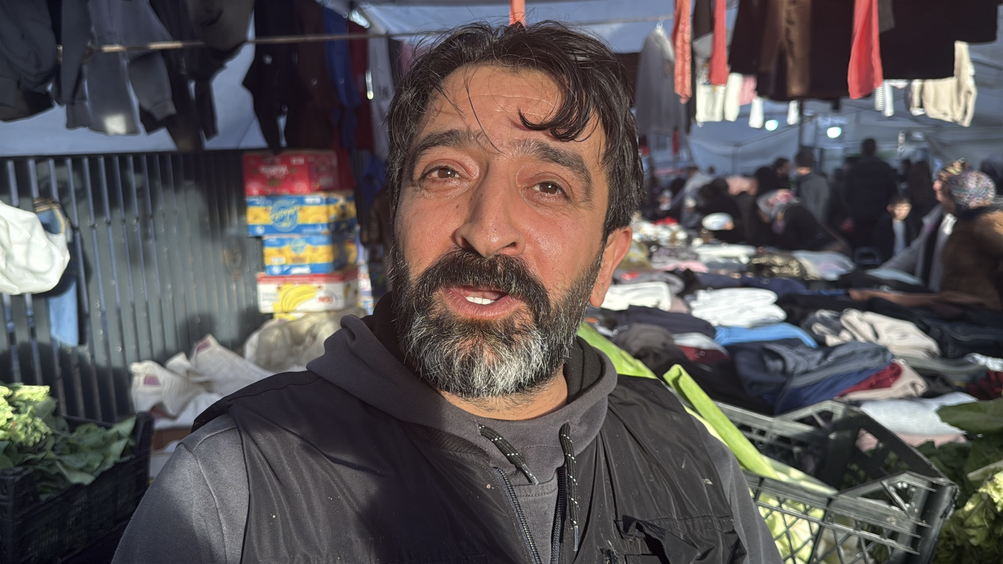 İstanbul - Sarıyer’de pazarda eşofman çalan çocuğu iple bağladı: 'Geri getirince gönderdik'  - Görsel 8