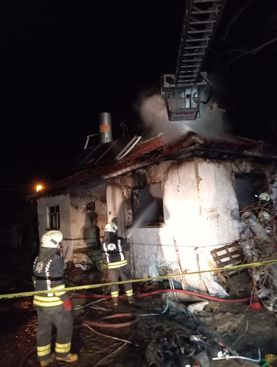 Konya'da Annesini kurtarmak için alevlerin içine girdi, hayatını kaybetti - Görsel 1