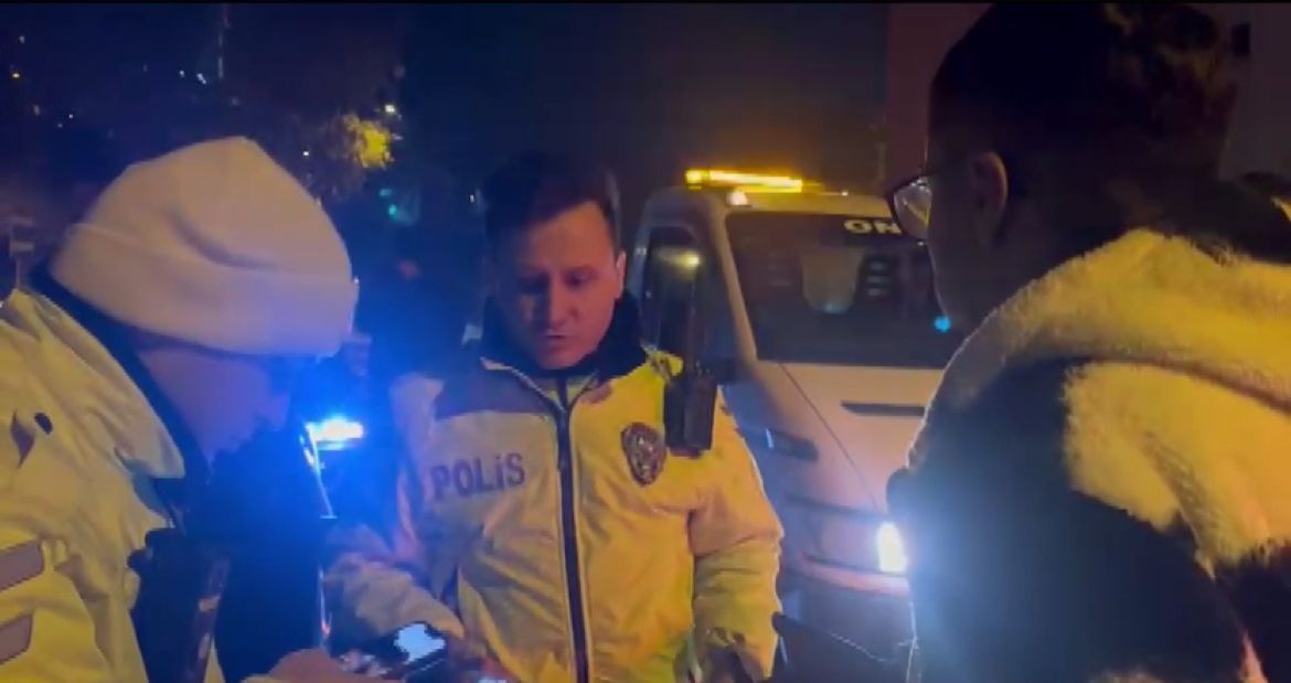 Trafik polisine arkadaşının ehliyetini verdi, ‘benim eski fotoğrafım’ dedi - Görsel 1