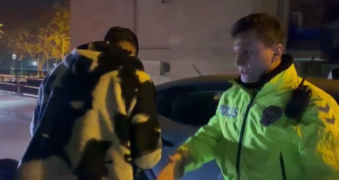 Trafik polisine arkadaşının ehliyetini verdi, ‘benim eski fotoğrafım’ dedi - Görsel 2