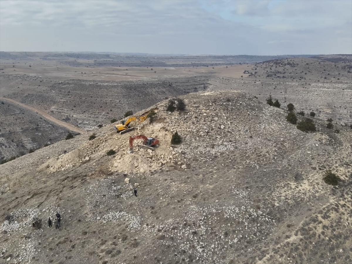 KARAMAN -   İş makineleriyle kaçak kazı yapan 14 şüpheli yakalandı - Görsel 2