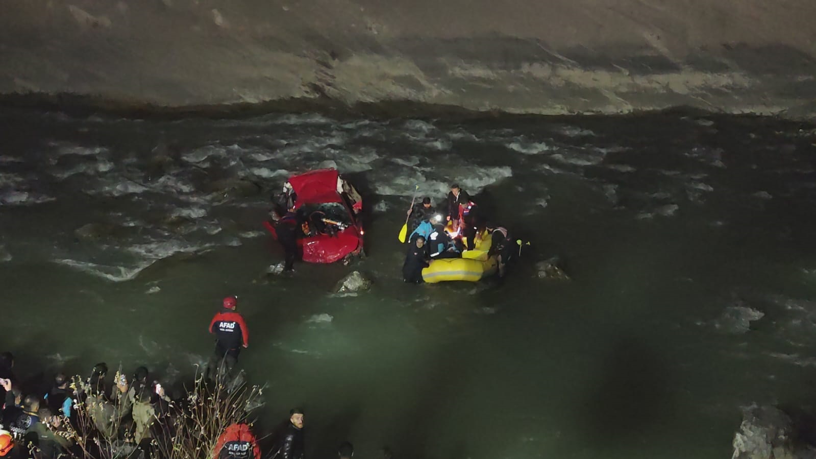 Zap Suyu’na yuvarlanan hafif ticari aracın sürücüsü Suden Ezgi, kurtarılamadı - Görsel 1