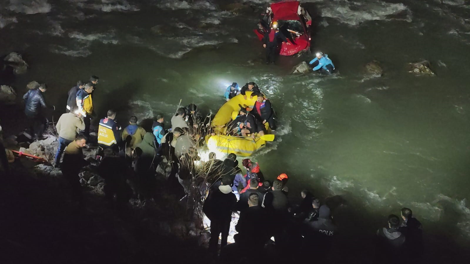 Zap Suyu’na yuvarlanan hafif ticari aracın sürücüsü Suden Ezgi, kurtarılamadı - Görsel 2